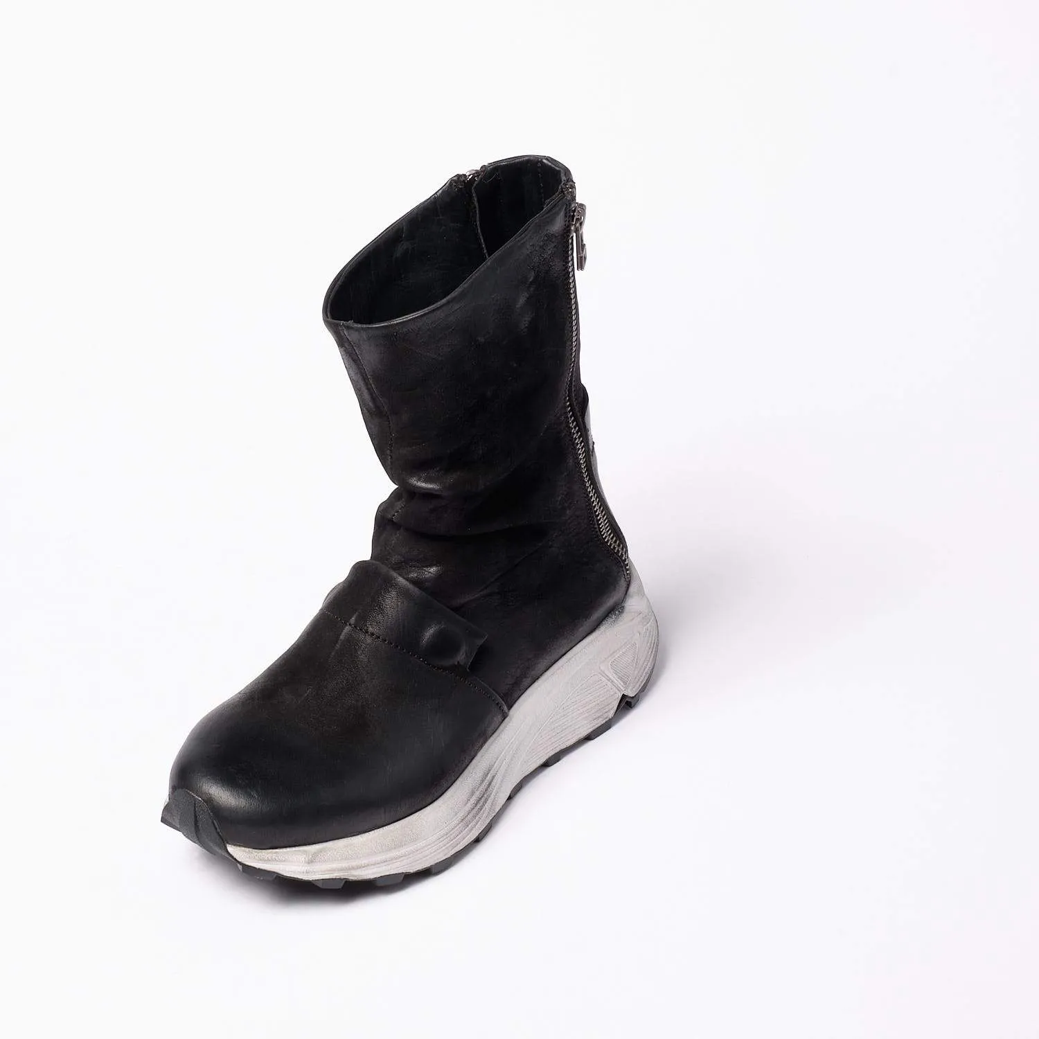 Connie High sneaker Oiled Nabuk Black