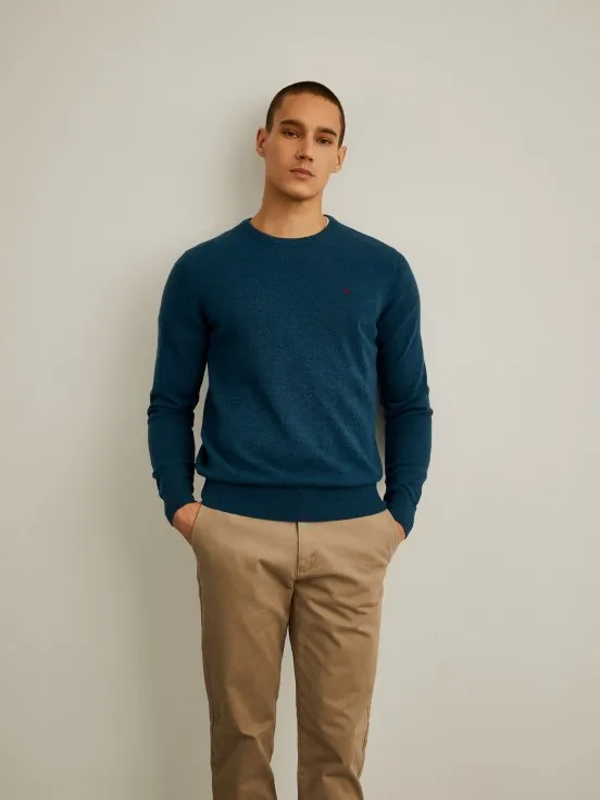 Long-sleeved wool sweater